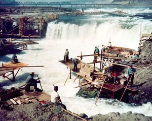 300px-Corps-engineers-archives_celilo_falls_color